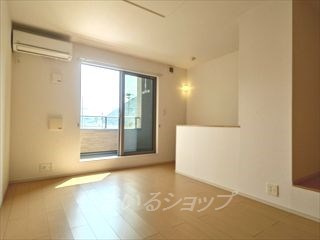広島市安佐北区亀山４丁目のアパートの居間・リビング|エアコン付き。２階部分です。
