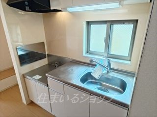 広島市安佐北区亀山４丁目のアパートのキッチン|浄水器一体型シャワー水栓・窓あり
