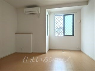 広島市安佐北区亀山４丁目のアパートの寝室|寝室にもエアコン付き。１階部分です。