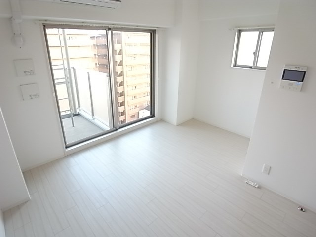 エスプレイス神戸ウエストモンターニュの居間・リビング|こちらのリビングで趣味の時間をお楽しみください