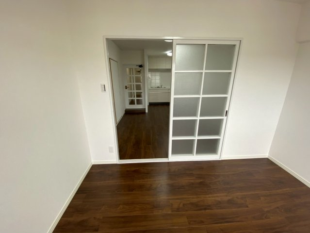 パレス瀬戸の洋室|明るい洋室はお子様のお部屋にもいいですね♪