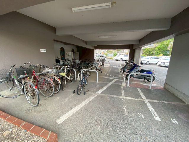 パレス瀬戸の駐輪場|駐輪場。屋根付きで雨の日も安心ですね◎