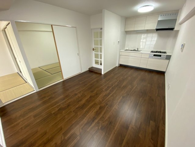 パレス瀬戸の居間・リビング|独立キッチンなのでお料理に集中できますし、音や臭いがリビングに届きにくいです！