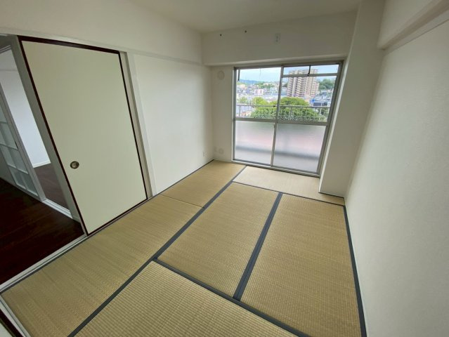 パレス瀬戸の和室|LDKに隣接した和室。客間としても寝室としても用途に合わせて活用できます◎