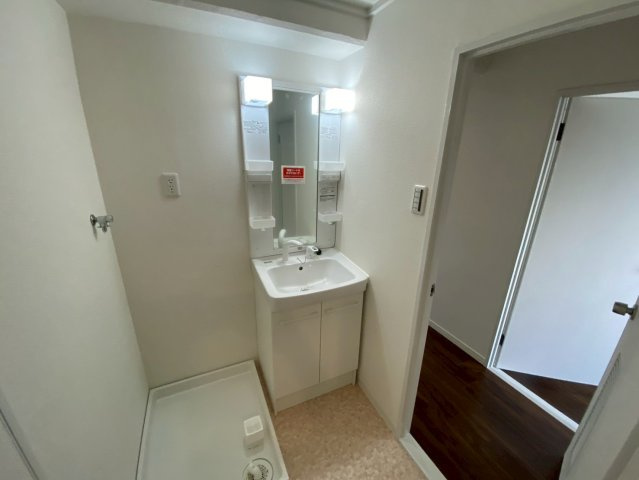 パレス瀬戸の洗面所|三面鏡付シャンプードレッサー洗面台で朝の忙しい準備も楽々♪