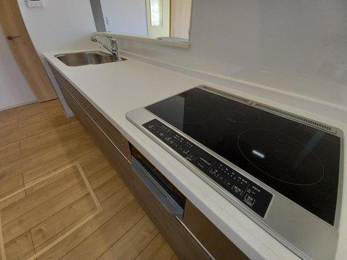 ◇佐糠町東一丁目　2期◇　　オール電化の新築建売住宅　　日当たり良好♪のキッチン|◆ＩＨクッキングヒーターの写真です◆
ＩＨクッキングヒーターは、火を使わないので消し忘れによる事故がなく安全ですね♪　また、IHはフラットだから調理後にサッと拭けてお手入れ簡単です♪