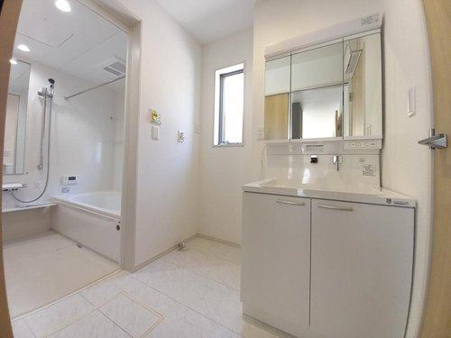 ◇佐糠町東一丁目　2期◇　　オール電化の新築建売住宅　　日当たり良好♪の洗面所|◆同施工　洗面所の写真です◆　使い勝手の良い洗面台は、奥様の身支度の時間も楽しくなりそうですね。　洗面台がシャワー付きだと洗面・洗髪・メイクができるので、お急ぎの時でも便利です☆