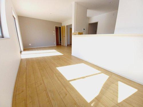 ◇佐糠町東一丁目　2期◇　　オール電化の新築建売住宅　　日当たり良好♪の居間・リビング|◆リビングの写真です◆
ホームパーティーも盛り上がりそうなおしゃれなリビング♪　広いリビングで快適に、ゆったりと過ごせますね♪