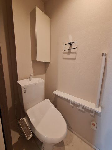 （シニア限定）Urban　Claire元住吉のトイレ|手すり付きでつまづき防止/温水洗浄便座