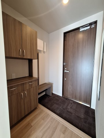 （シニア限定）Urban　Claire元住吉の玄関|手すりと椅子で立ち座りを補助/靴の履き替え時の転倒防止