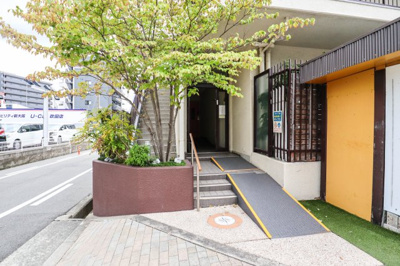 【エントランス】 | 財形吹田ハイツ | スーパーや郵便局、飲食店が近隣にあり暮らしやすい立地です。