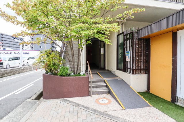 【エントランス】 | 財形吹田ハイツ | スーパーや郵便局、飲食店が近隣にあり暮らしやすい立地です。