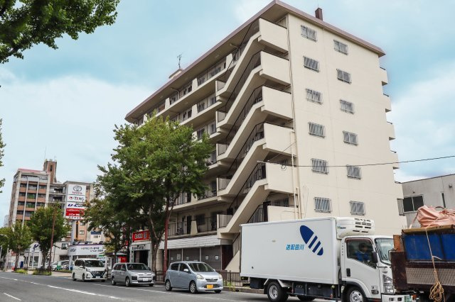 【外観】 | 財形吹田ハイツ | 大きな通りに面したマンションです♪