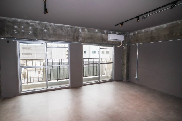 【居間・リビング】 | 財形吹田ハイツ | 大きな開口部で明るいLDKは約１５．１帖