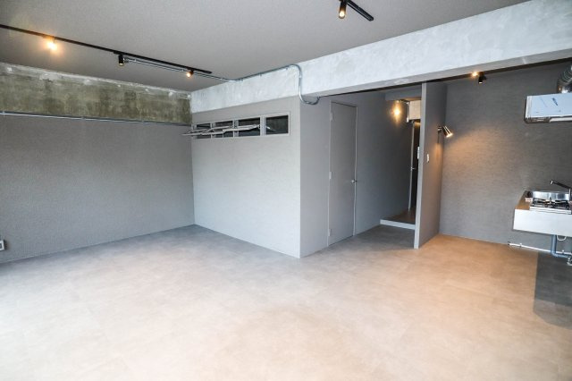 【居間・リビング】 | 財形吹田ハイツ | アクセントにもなっている室内窓。