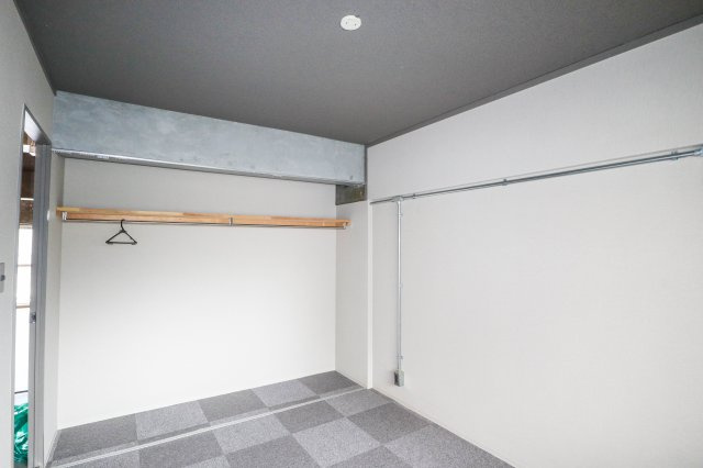 【収納】 | 財形吹田ハイツ | 洋室２室にはそれぞれオープンクローゼットが有ります♪