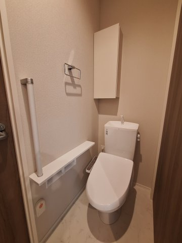 （シニア限定）Urban　Claire元住吉のトイレ|手すり付きでつまづき防止/温水洗浄便座