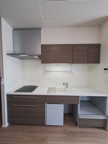 （シニア限定）Urban　Claire元住吉のキッチン|座りながら作業ができるキッチンです。IHで火災予防に配慮