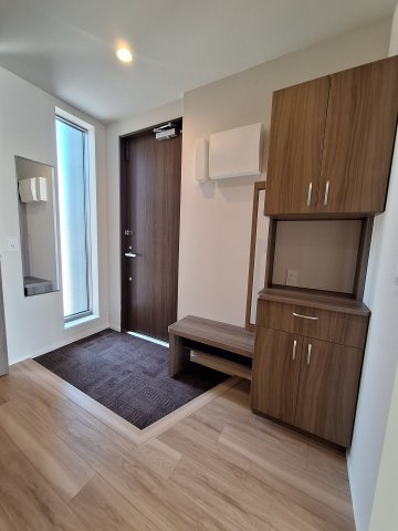 （シニア限定）Urban　Claire元住吉の玄関|手すりと椅子で立ち座りを補助/靴の履き替え時の転倒防止