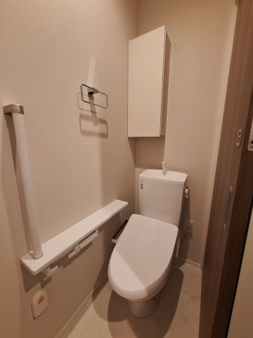 （シニア限定）Urban　Claire元住吉のトイレ|手すり付きでつまづき防止/温水洗浄便座