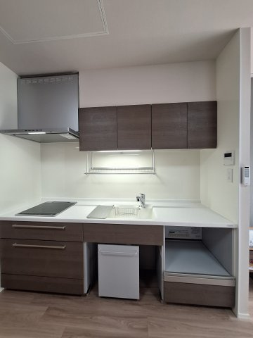 （シニア限定）Urban　Claire元住吉のキッチン|座りながら作業ができるキッチンです。IHで火災予防に配慮