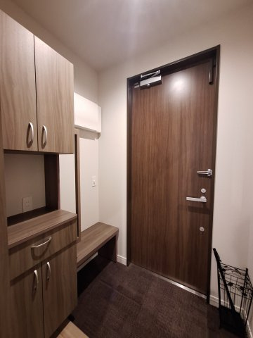 （シニア限定）Urban　Claire元住吉の玄関|手すりと椅子で立ち座りを補助/靴の履き替え時の転倒防止