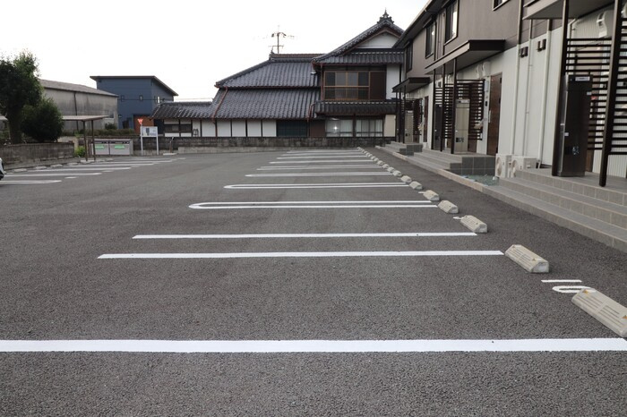 ラルジュガーデン西寺の駐車場