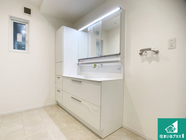 加古川市加古川町稲屋　新築一戸建ての独立洗面台|清潔感のある洗面台です。フラットな鏡は掃除がしやすく毎日清潔！鏡裏には収納があるのでスッキリとした洗面台が保てます。