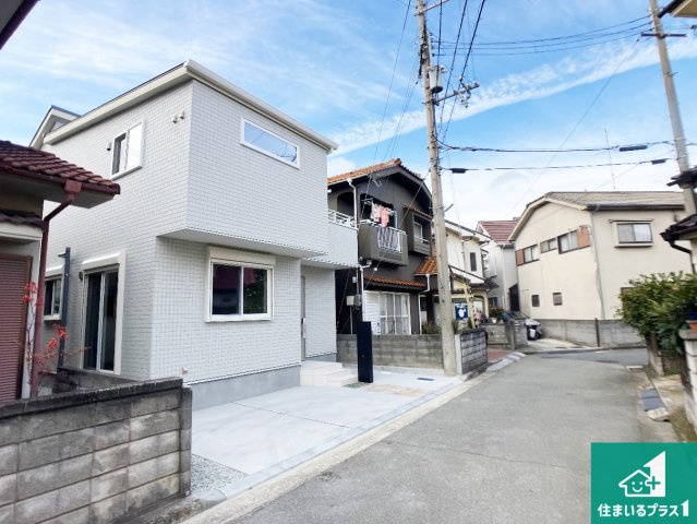 加古川市加古川町稲屋　新築一戸建ての前面道路含む現地写真|周辺は閑静な住宅街！前面道路広々で車の出し入れも便利です。駐車が苦手な方でも安心して車庫入れできます！