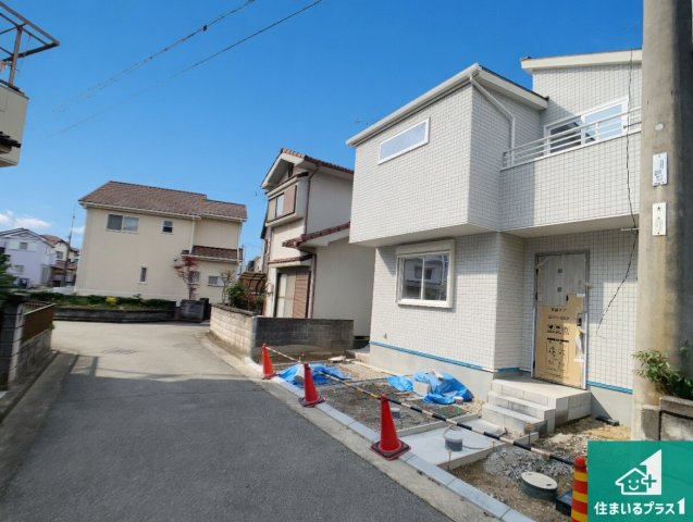 加古川市加古川町稲屋　新築一戸建ての前面道路含む現地写真|周辺は閑静な住宅街！前面道路広々で車の出し入れも便利です。駐車が苦手な方でも安心して車庫入れできます！