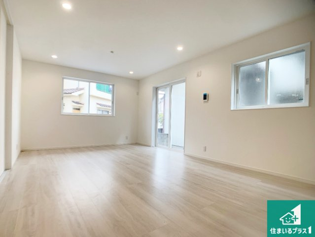 加古川市加古川町稲屋　新築一戸建ての居間・リビング|日当たり良好の明るいリビングで朝の目覚めもスッキリできそう！対面キッチンでご家族のコミュニケーションも自然と増える設計！小さなお子様が遊ぶスペースを作っても広々とくつろげるLDK！