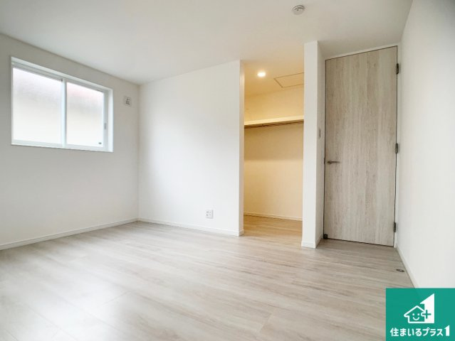 加古川市加古川町稲屋　新築一戸建ての洋室|ウォークインクローゼット付きで生活スペースもスッキリできます。各居室にも収納がありますので、お子様の衣類やおもちゃなどもしっかり収納できます。