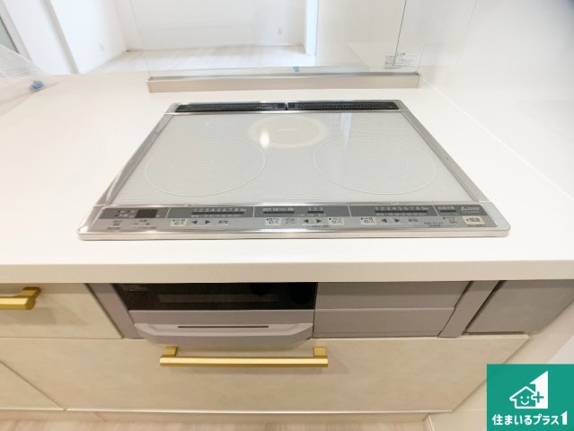 加古川市加古川町稲屋　新築一戸建ての設備|火を使わないので、安心なＩＨコンロ！でこぼこが無い構造なので、掃除もしやすく清潔に保てます！