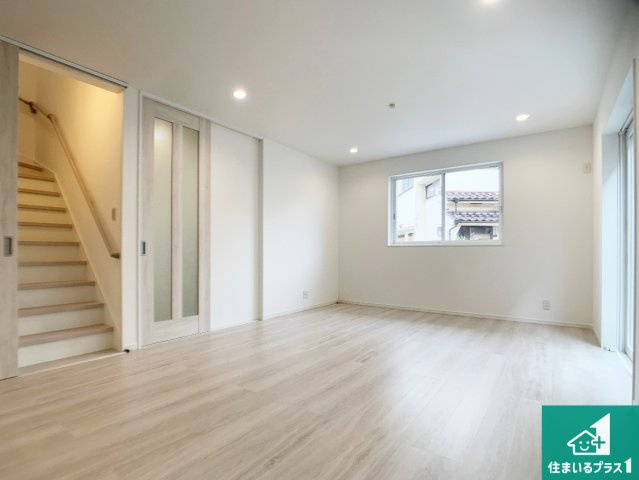 加古川市加古川町稲屋　新築一戸建ての居間・リビング|日当たり良好の明るいリビングで朝の目覚めもスッキリできそう！対面キッチンでご家族のコミュニケーションも自然と増える設計！小さなお子様が遊ぶスペースを作っても広々とくつろげるLDK！