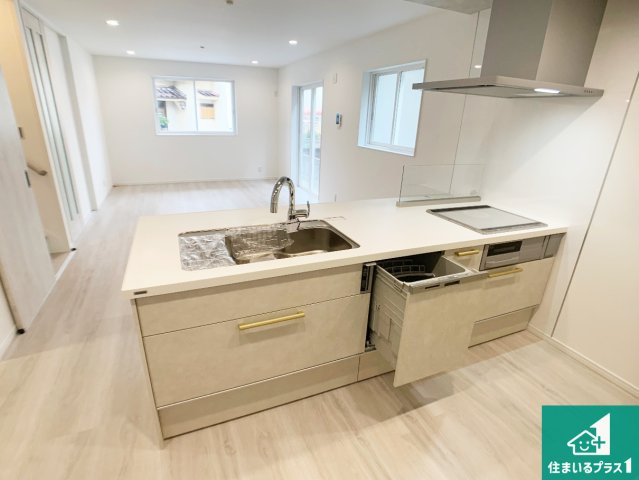 加古川市加古川町稲屋　新築一戸建てのキッチン|子供を見守りながらお料理が出来るため家族のコミュニケーションか増えます♪スペースが広く確保されている為お子様が大きくなったときは一緒に料理を楽しめます♪