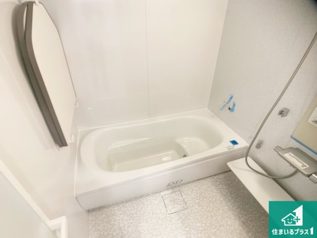 加古川市加古川町稲屋　新築一戸建ての浴室|足をゆったり伸ばして寛げる浴槽です。窓が設けられていますので差し込む光が明るく穏やかな雰囲気にしてくれます♪浴室乾燥機も設置しているので、雨の日の洗濯物も安心です♪