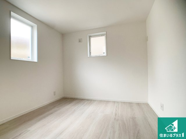 加古川市加古川町稲屋　新築一戸建ての洋室|寝室は心地よい眠りについてもらいたくて、シンプルかつ開放的な空間な設計にしています！大きな窓から差し込む日が心地いいです♪