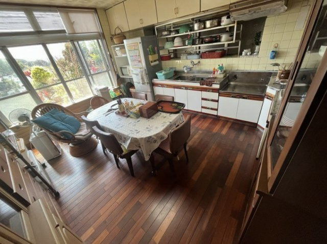 西原町棚原戸建ての居間・リビング