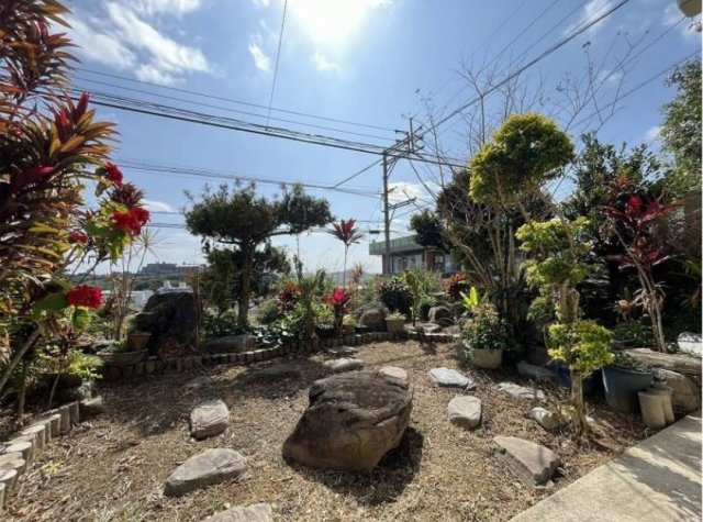 西原町棚原戸建ての庭