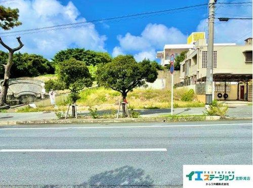 宜野湾市宇地泊2丁目  土地の前面道路含む現地写真