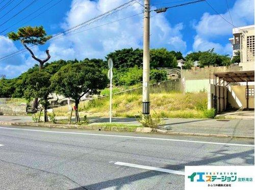 宜野湾市宇地泊2丁目  土地の前面道路含む現地写真