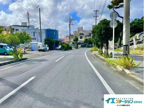 宜野湾市宇地泊2丁目  土地の前面道路含む現地写真