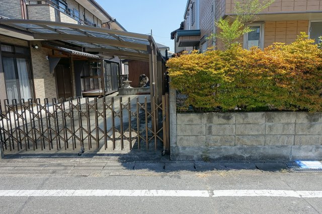 高崎市中尾町　【解体更地渡し】売地の外観|南側境界を西から東方向（建物は解体更地渡し）