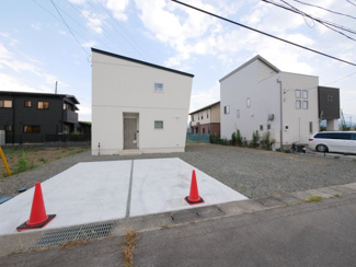 【駐車場】 | 道路側より建物を望む　おしゃれなデザイナーズハウスです。