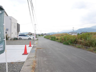 【前面道路含む現地写真】 | 前面道路は6ｍ　車庫入れが楽々な幅員です。