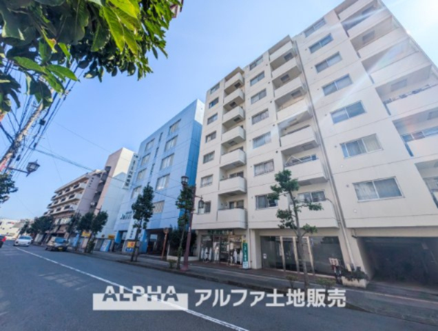 立川シティハイツの外観|【Welcome】
◆ウェルカム◆帰路につきタイルの上を歩き抜けるとそこには「立川シティハイツ」のエントランス。意匠性高くさり気なく気品ですら感じられる。これが「シティハイツ」のpride