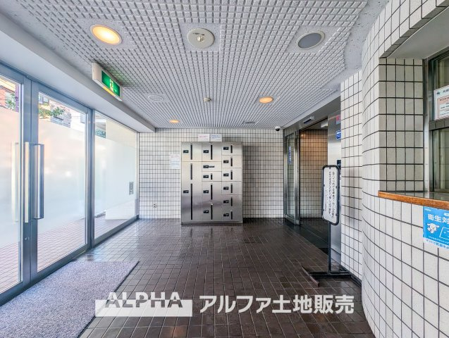 立川シティハイツのエントランス|【Entrance】
◆エントランス◆重厚なドアーとロックらタイルのエントランスが住まう人を迎えてくれる。扉を開けると温もりと幸せと楽しさいっぱいの我が家に帰る事が出来る安心感。