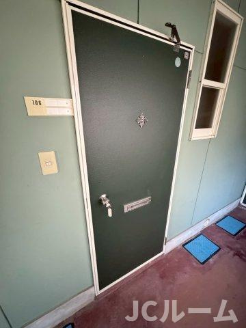 柏崎市大字安田のアパートの玄関