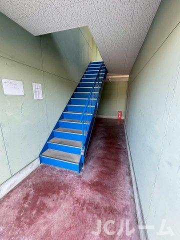 柏崎市大字安田のアパートのエントランス