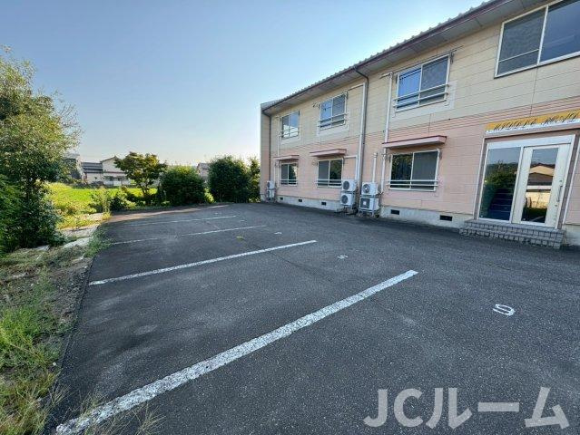 柏崎市大字安田のアパートの駐車場